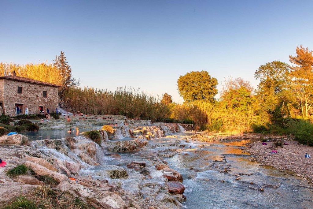 Una serie di vasche di acqua termale situate in provincia di Grossetto, le terme di Saturnia. Ecco cosa vedere in Maremma