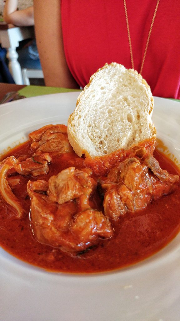 Piatto di Buglione d'agnello, trattoria il Grillo. Ecco cosa vedere in Maremma