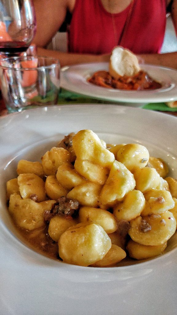 un piatto di gnocchi al ragù bianco d'anatra - trattoria il Grillo - Ecco cosa vedere in Maremma