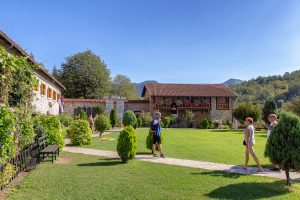 giardino all'interno del Monastero Moraca, ecco cosa vedere durante le vacanze in Montenegro