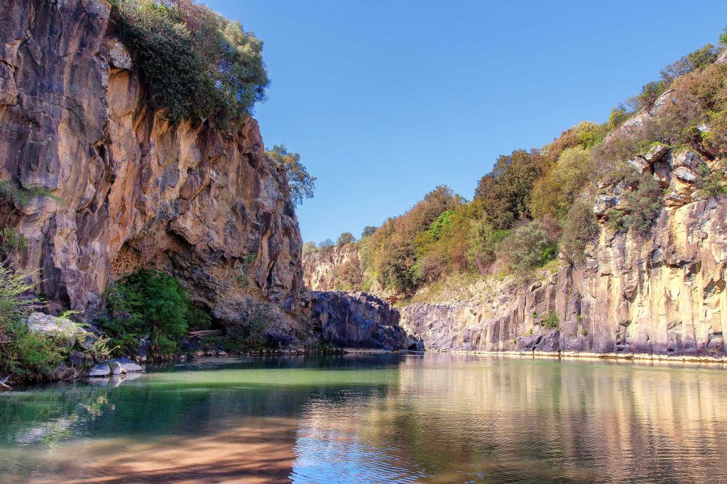 Un laghetto tra le rocce del parco di Vulci, ecco cosa vedere in Maremma