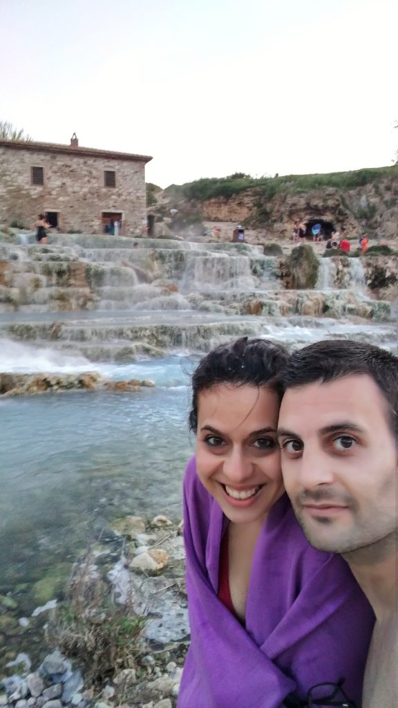 Selfie con sfondo le terme di Saturnia, ecco cosa vedere in Maremma