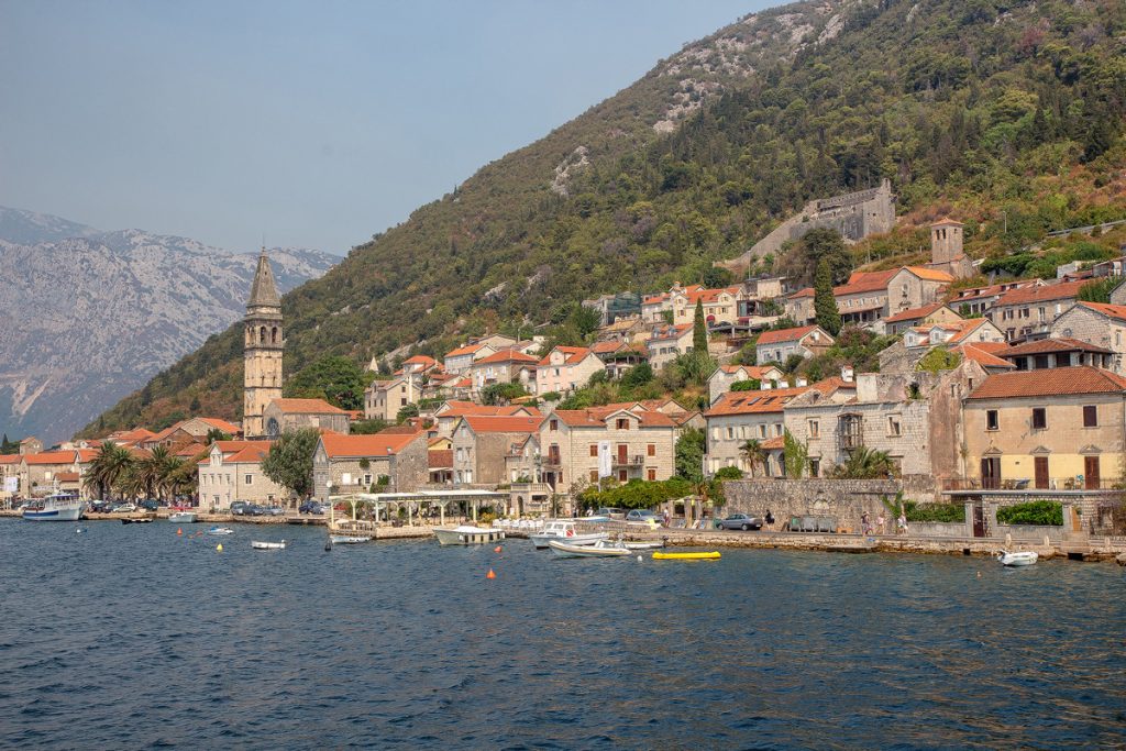 la cittadina di Perast fotografata dal mare durante il tour nella baia di Kotor