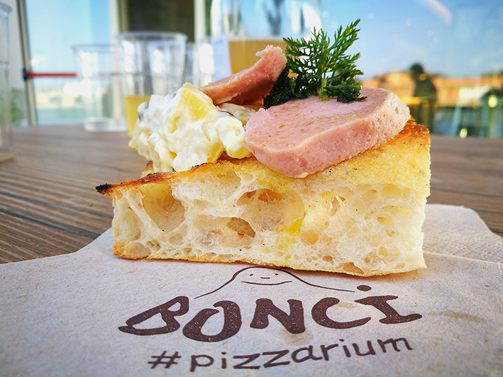 trancio di pizza Bonci uno dei migliori locali di ROma dove mangiare una buona pizza