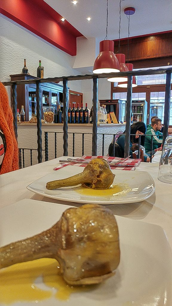 due carciofi alla romana serviti da Zacca ar 20, uno dei locali di roma dove mangiare bene