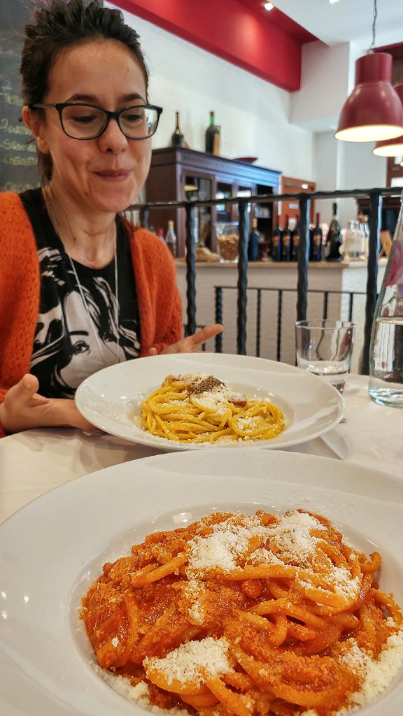Amatriciana e Carbonara servite da Zacca ar 20, uno dei locali di roma dove mangiare bene