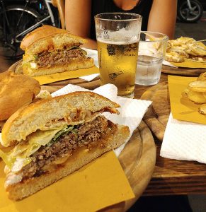 Humburger con patatine al Knick Knack Yoda Roma