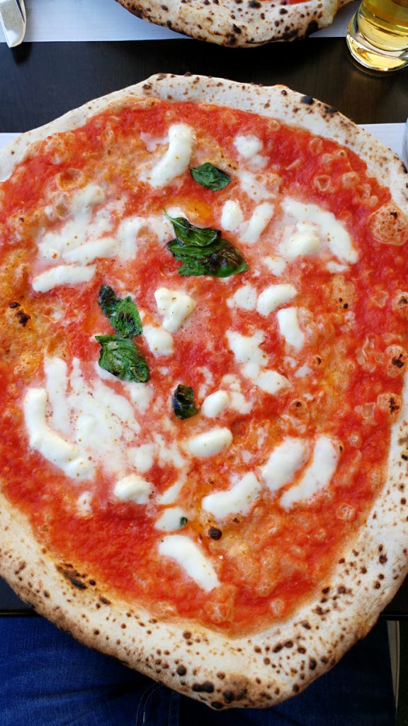 pizza margherita servita nell'Antica Pizzeria da Michele, uno dei locali di Roma dove mangiare bene