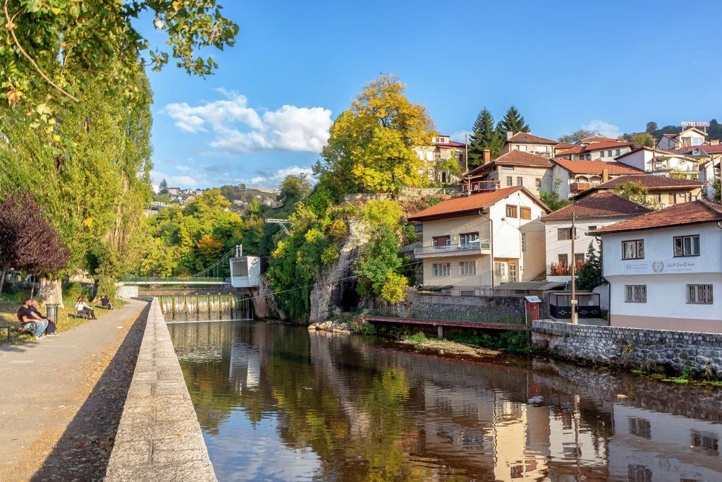 Vista sul fiume Miljacka durante il mio viaggio in Bosnia