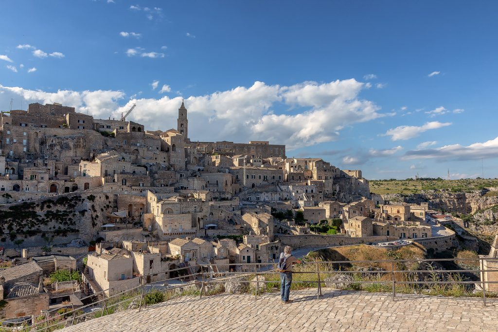 Un uomo che osserva Matera da un punto panoramico. Visitare Matera in un Giorno