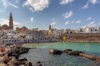 La spiaggia di Cala Porta Vecchia ecco cosa vedere a Monopoli