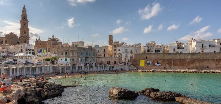 La spiaggia di Cala Porta Vecchia ecco cosa vedere a Monopoli