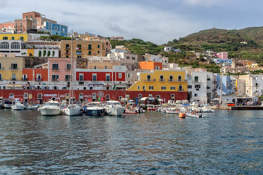 La vista del porto prima di arrivare a Ponza