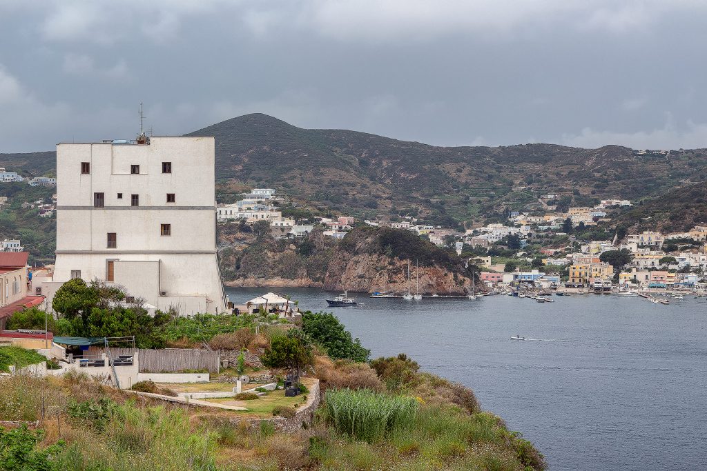 Alloggi a Ponza, vista sull'albergo Torre dei Borboni