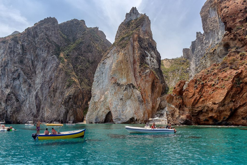 arrivare a Ponza e vedere La Forcina, un afratto dell'isola di Palmarola