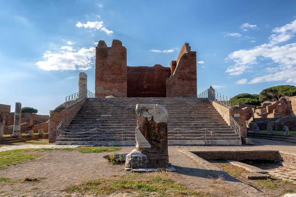 VIsta frontale del Capitolium a Ostia Antica