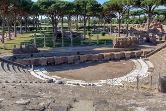 Vista sul teatro romano di Ostia Antica