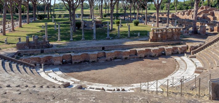 Vista sul teatro romano di Ostia Antica