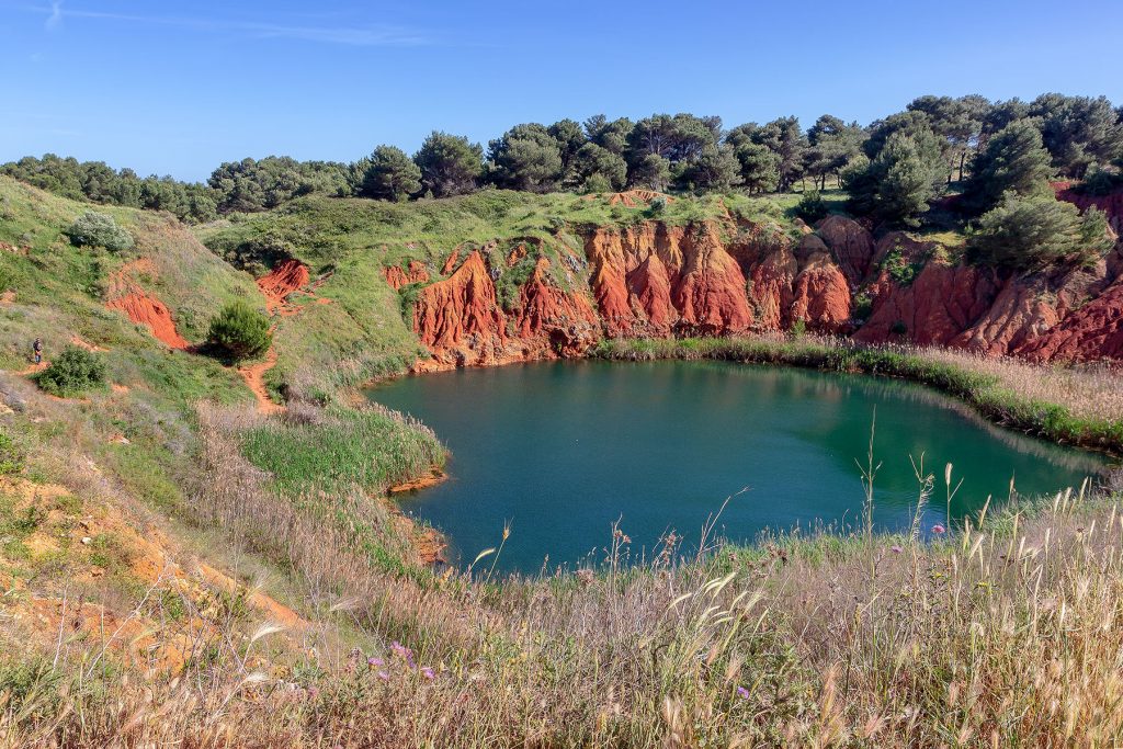 Laghetto formato in una cava di bauxite abbandonata da vedere durante le vacanze a Otranto