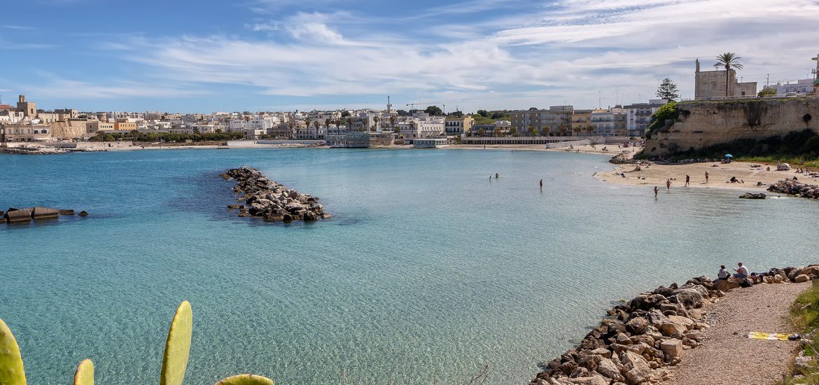 Spiaggia di Otranto con pianta di fico sulla sinistra ripresa durante le vacanze a Otranto