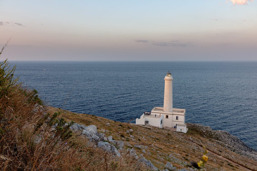 Il faro di Punta Palascia al tramonto con dei fiori intorno da vedere durante le vacanze a Otranto