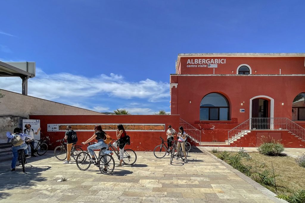 ingresso dell'Albergabici in Valle d'Itria con ragazzi sulle bici